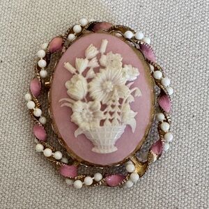 Beautiful Vintage Gold-Tone Mauve & Cream Cameo Flower Basket Beaded Brooch